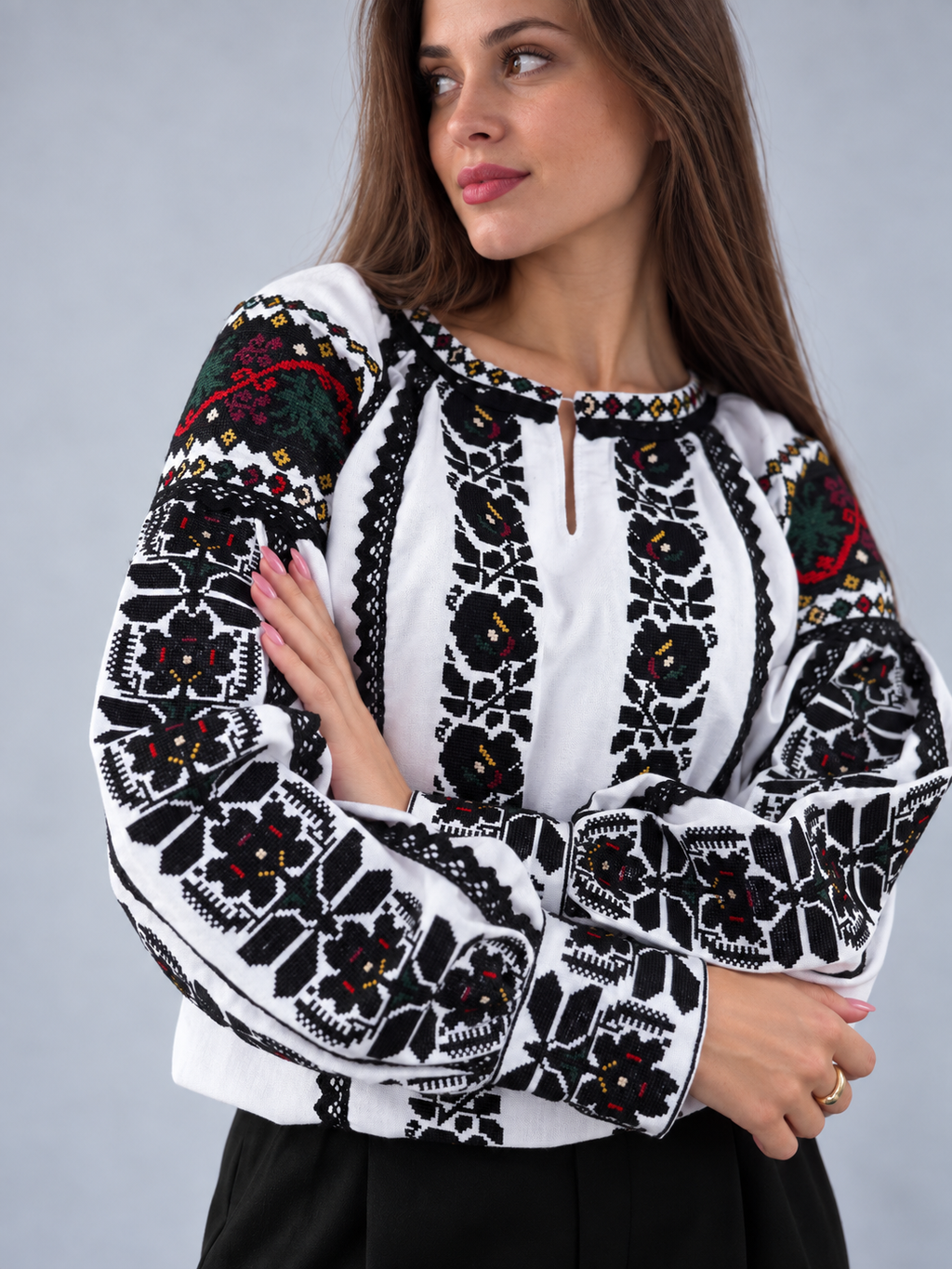 Damska biała koszula haftowana ze 100% bawełny z ozdobnym wzorem