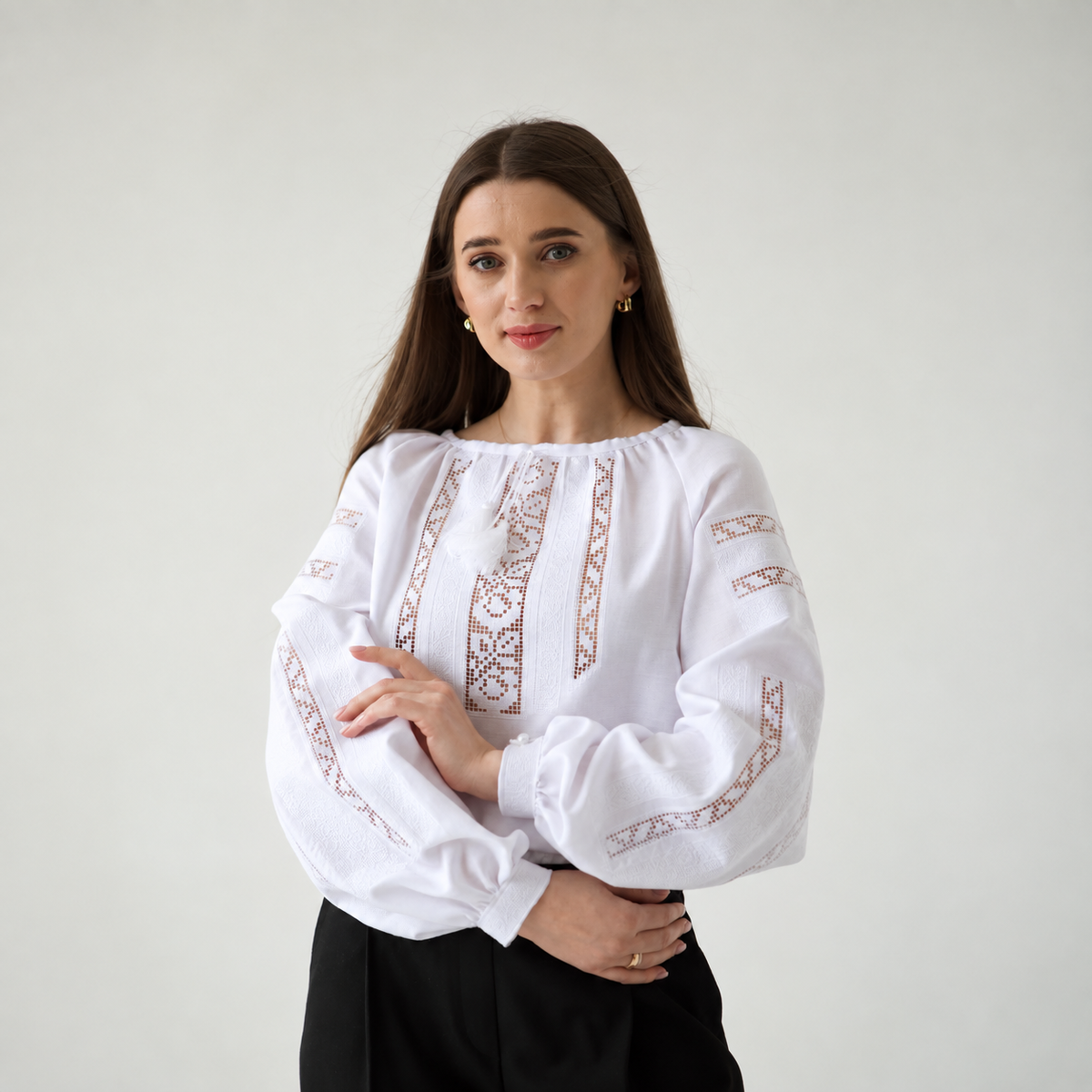 Damska biała koszula haftowana białym na białym z geometrycznym wzorem